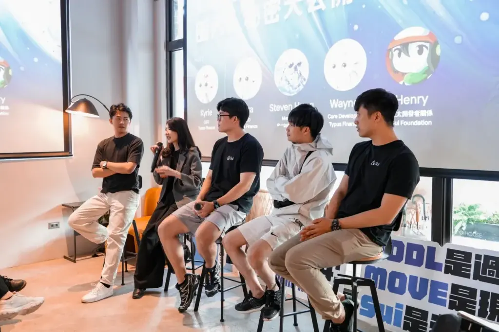 圖三、講座《Sui Move 職場指南：圈內人秘密大公開》由左起主持人 Kyrie（CGO, Typus Finnace），與嘉賓 Tara（COO, Typus Finance）、Steven（Marketing, Bucket Protocol）、Wayne（Core Developer, Typus Finance）以及 Henry（APAC Del Rel Lead, Sui Foundation）分享職場心得