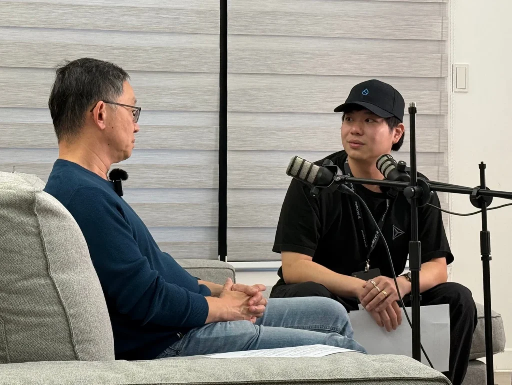 圖四、Evan（左）在訪談過程中與 DA Capital CEO 周子鈞大談自己的創業與團隊領導心路歷程，為年輕企業家與開發者提供了創業的新思維